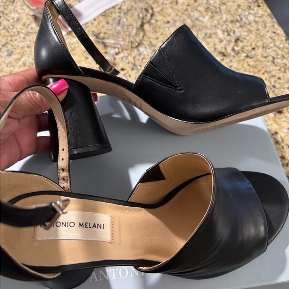 Black Sandal slightly worn - Picture 3 of 4